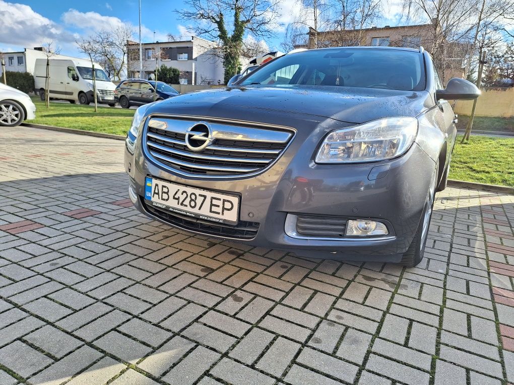 Opel insignia sports tourer 2011