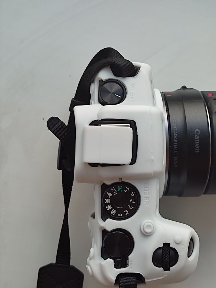 Nowy biały silikonowy etui do kamery Canon RP.