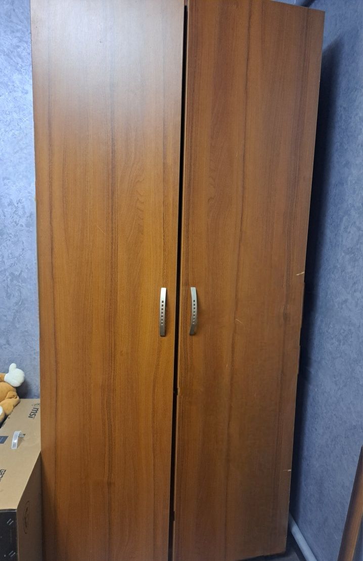 Шкаф с полками и отделением для вешалок