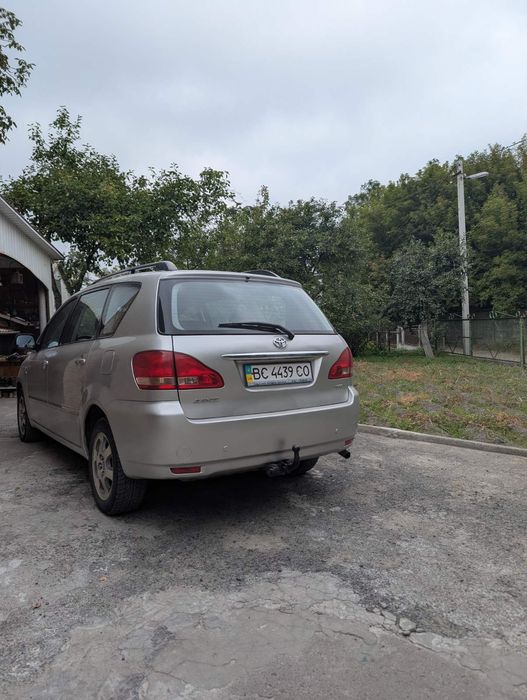 Тойота авенсіс версо