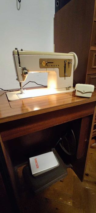Máquina costura SINGER elétrica com móvel
