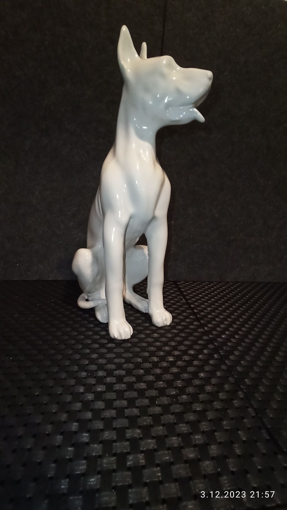 Wielka Figurka Psa Dog Biała Porcelana  H 27 cm