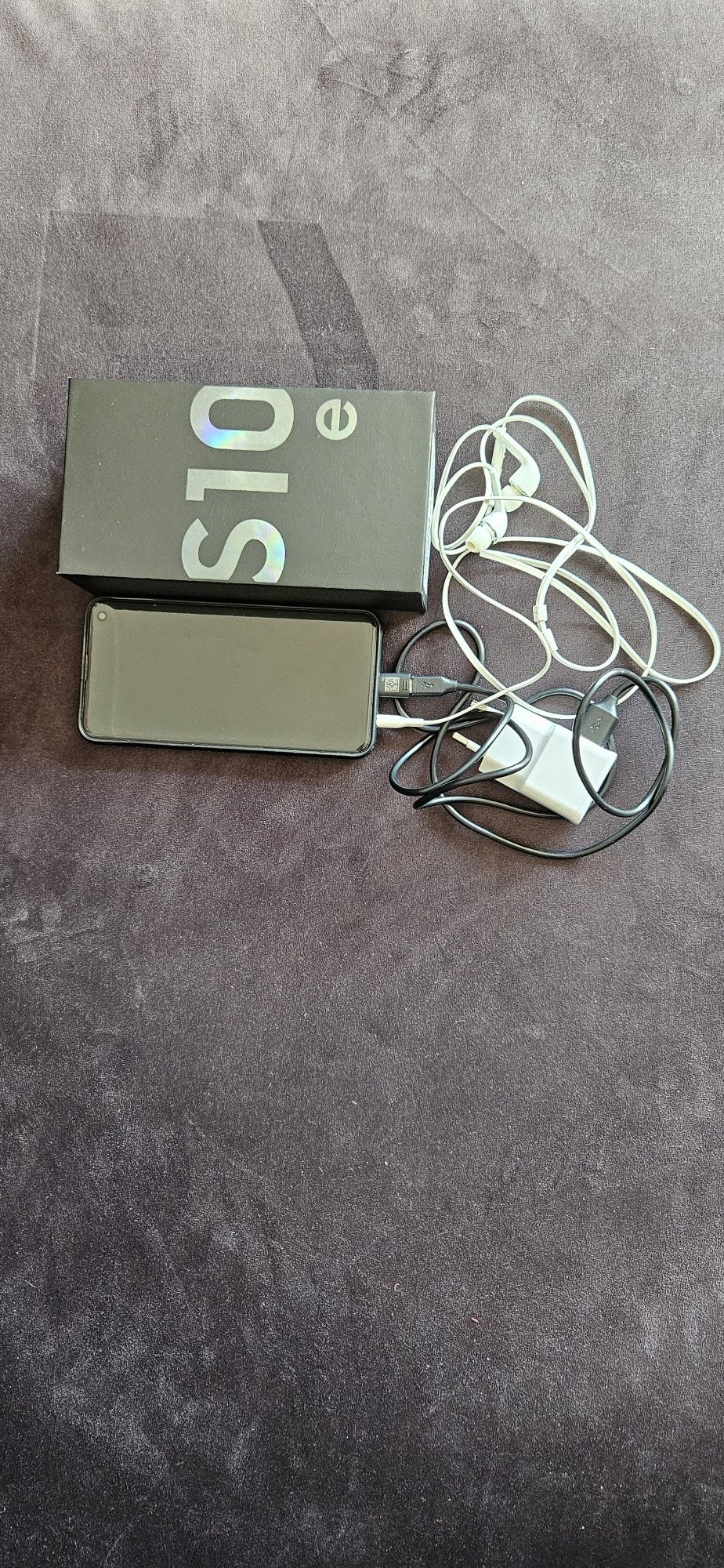 Samsung Galaxy S10e z etui, ładowarką, kablem USB i słuchawkami