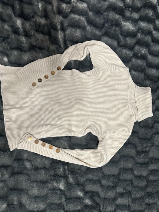 Гольф молочного кольору