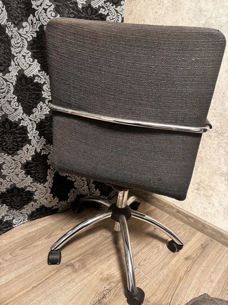 Офисное кресло в ткани