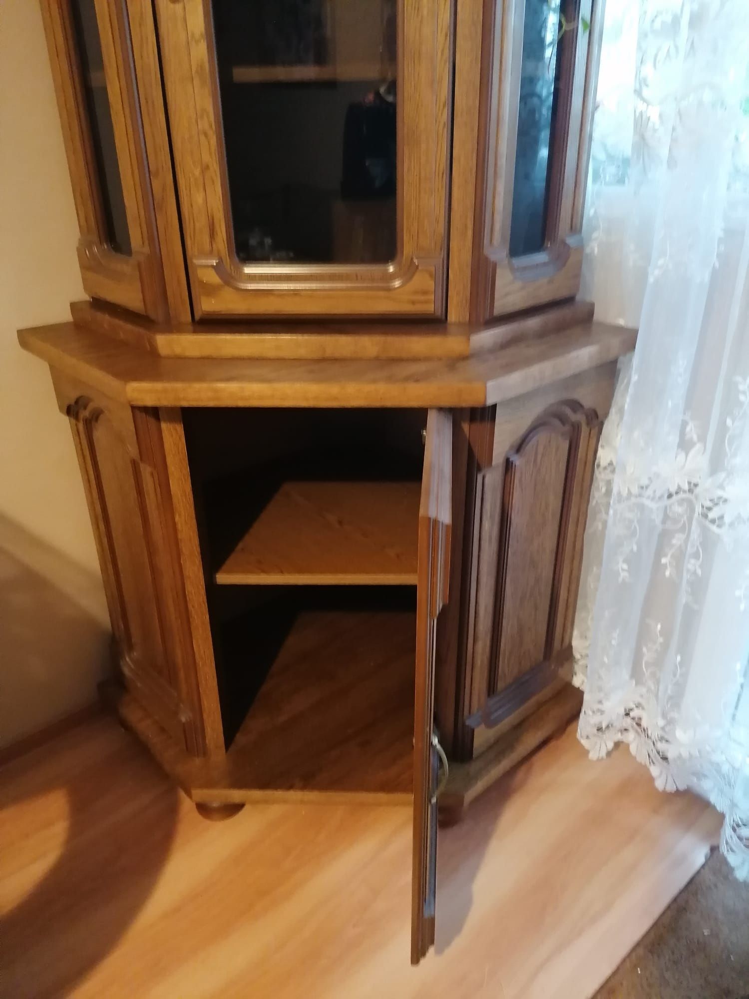 Narożna  pojemna witryna