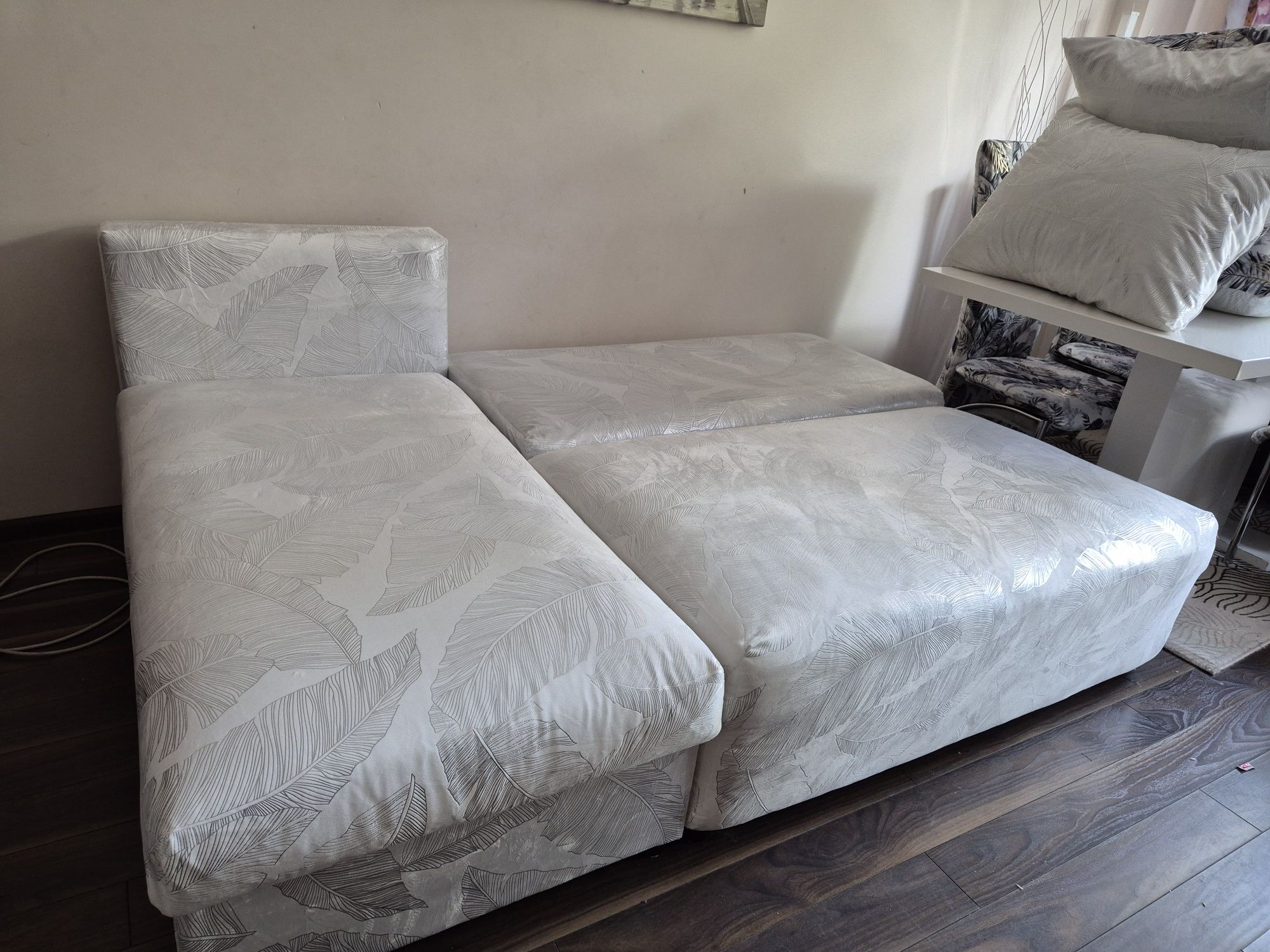 Naroznik bialy z lisciami monstery 210/140