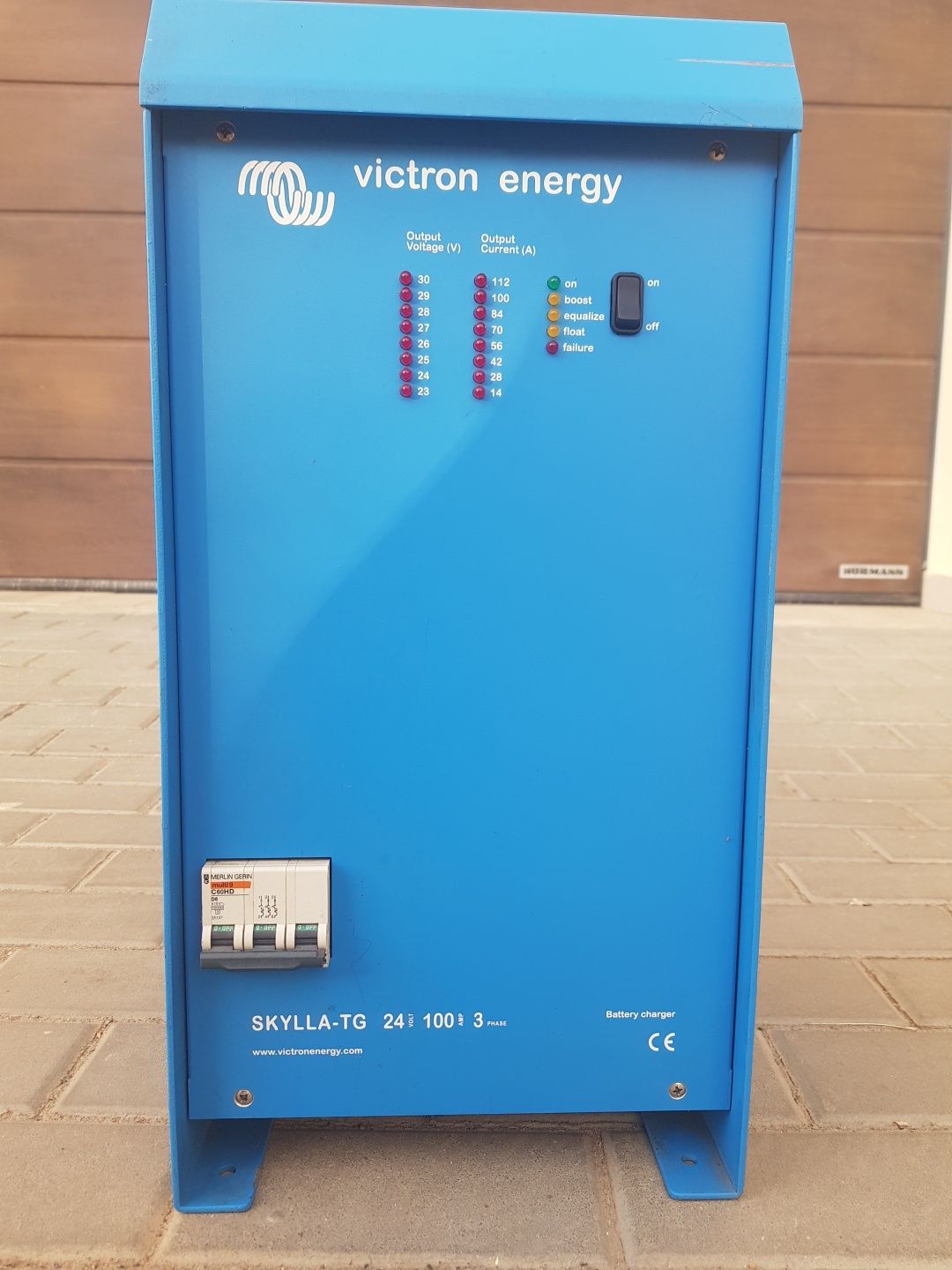 Зарядное устройство VICTRON ENERGY SKYLLA TG- 24/100 3 phase