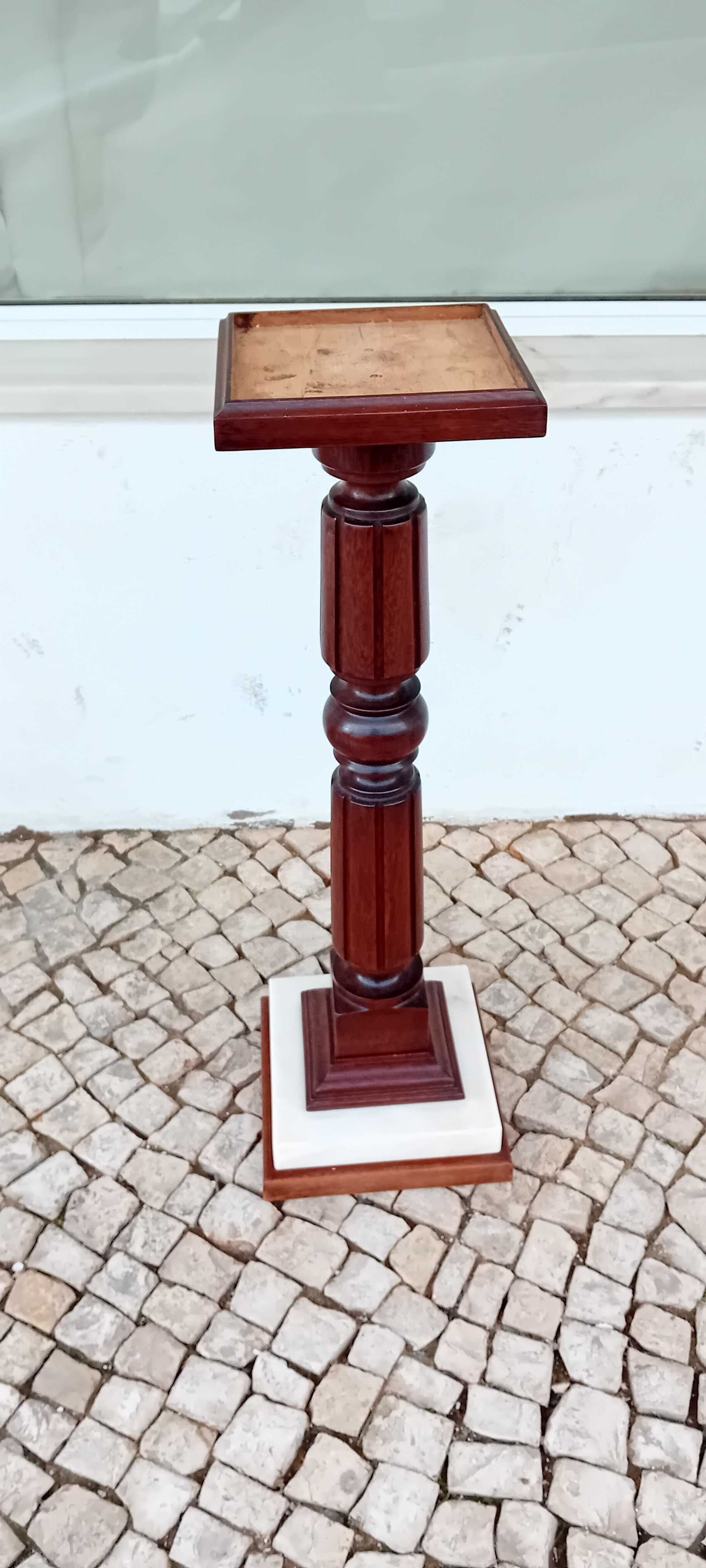 Coluna de madeira com base em mármore!