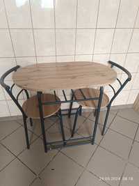 Stół z dwoma krzesłami.