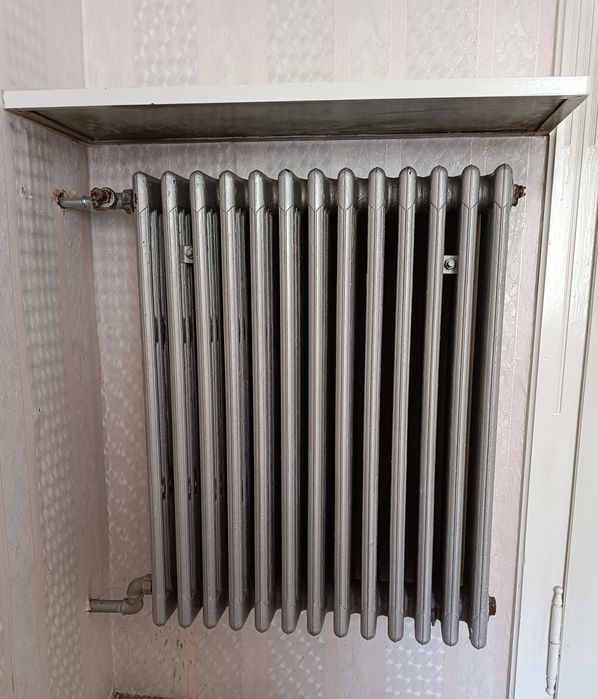 Stary żeliwny grzejnik wiszący