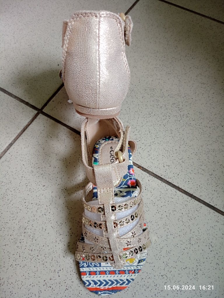 Nowe piękne sandałki w kwiaty i cekiny. Rozmiar 27. George.