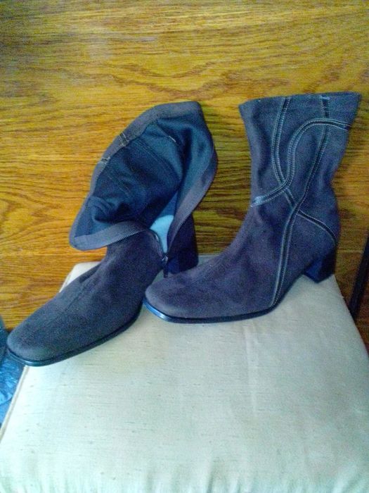 Взуття жіноче різне, чотири пари.Дивіться будь ласка