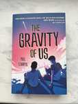 The Gravity Of Us - Phil Stamper - książka LGBT
