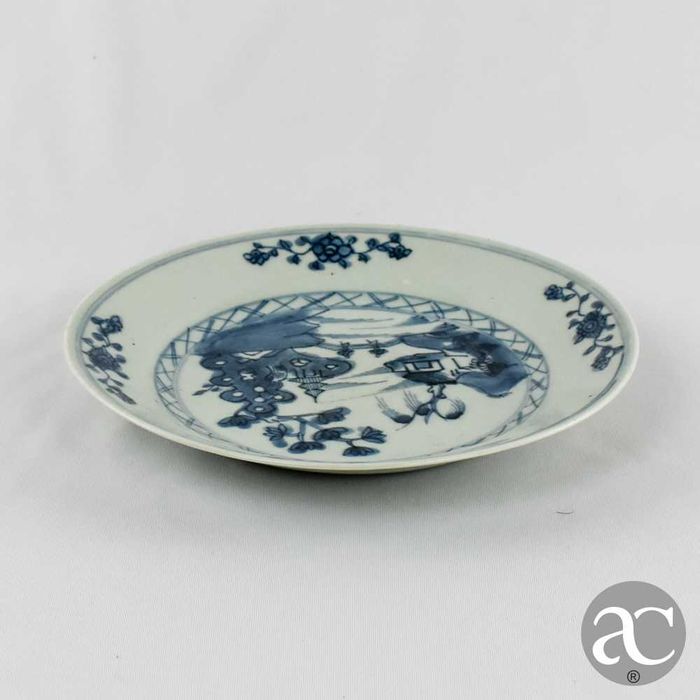 Prato porcelana China Qianlong, séc. XVIII, flores, pagode e paisagem