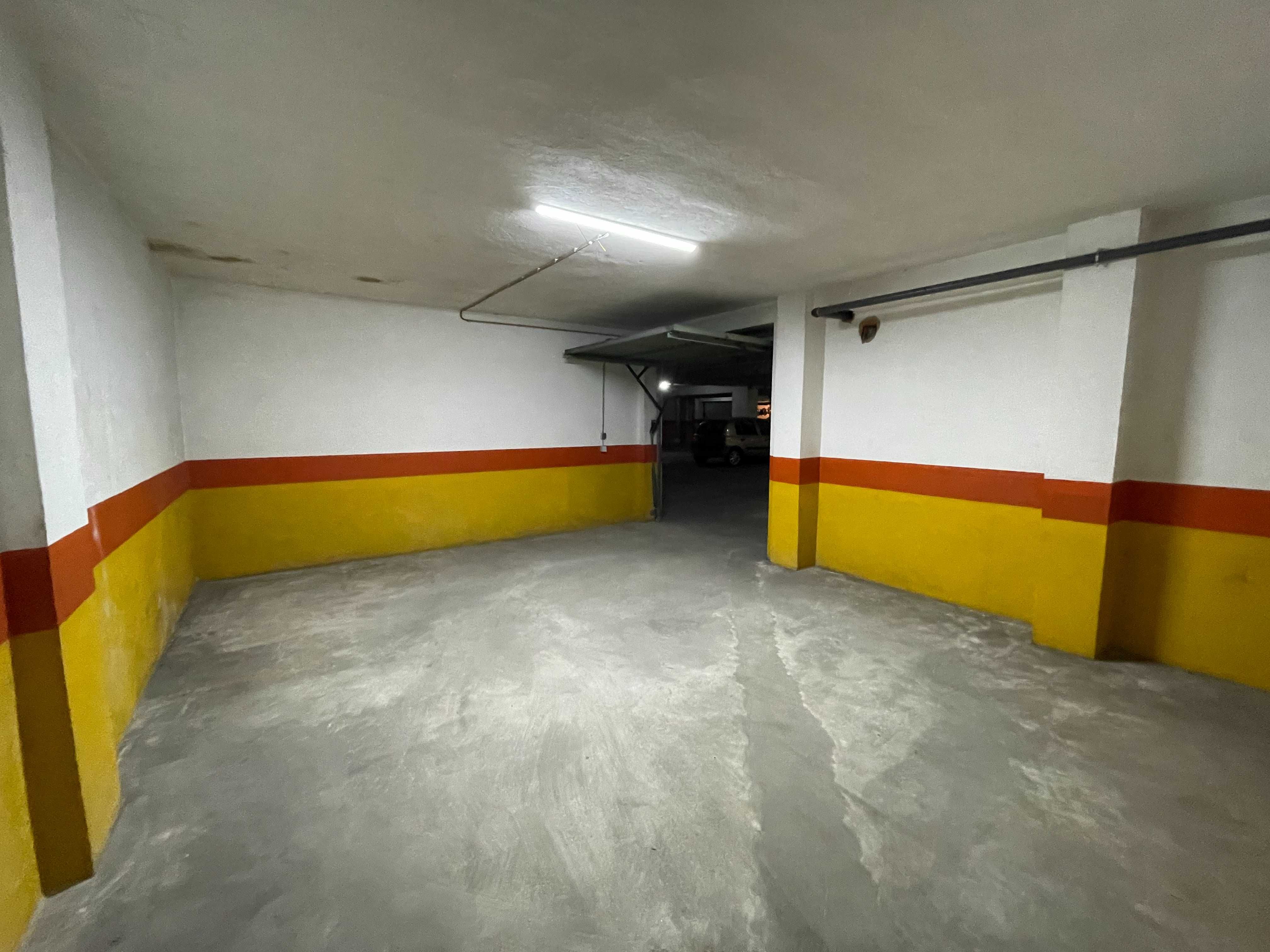Garagem fechada com 36 metros quadrados