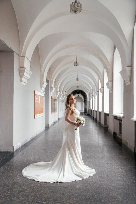 Весільна сукня з довгим шлейфом