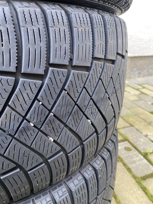 Зимові шини Pirelli Ice Zero FR 235/45 R18