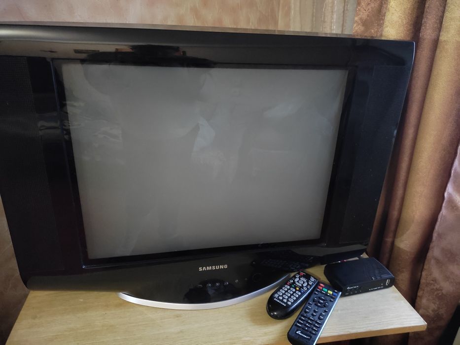 Телевізор "Samsung" та приставка Т2