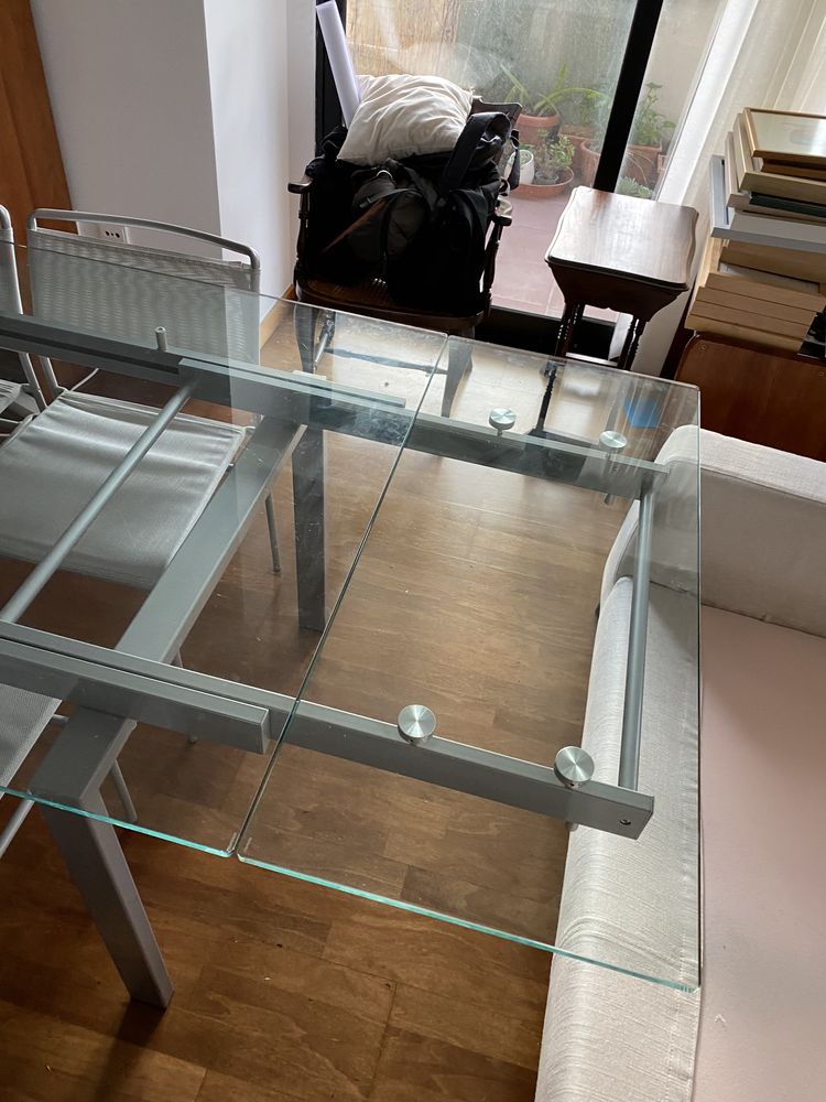 Mesa de jantar em vidro e metal extensível e cadeiras