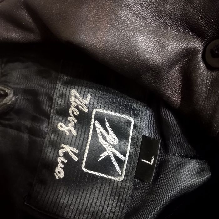 Шкіряний піджак.