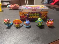 SUPER ZINGS Things Tin Dino Destroyers Puszka Metalowa 5 Figurek