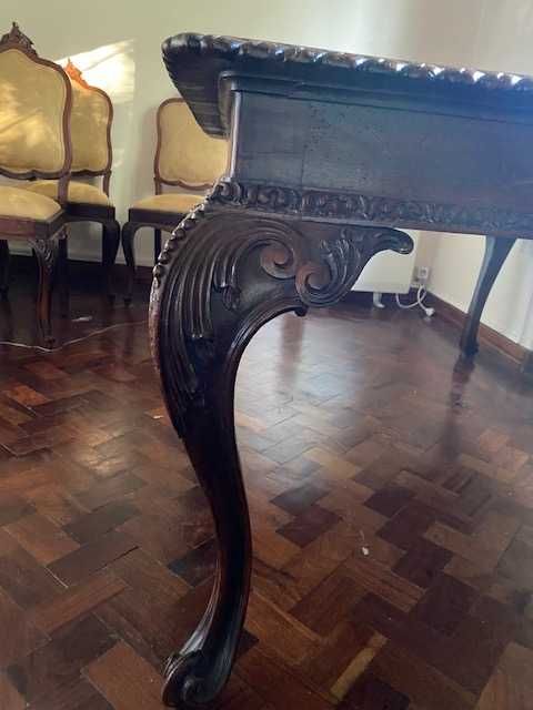 Mesa de sala de jantar de mogno trabalhada conjunto com seis cadeiras