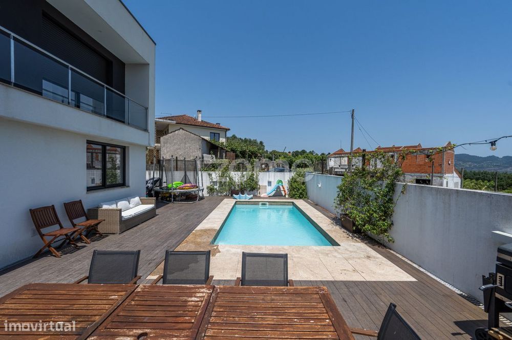 Moradia T5 de 2022 com piscina a 10 minutos do centro de Amarante
