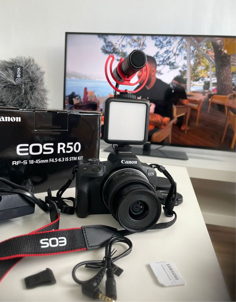 Aparat Canon EOS R50 z obiektywem, lampa, mikrofonem, karta ssd.