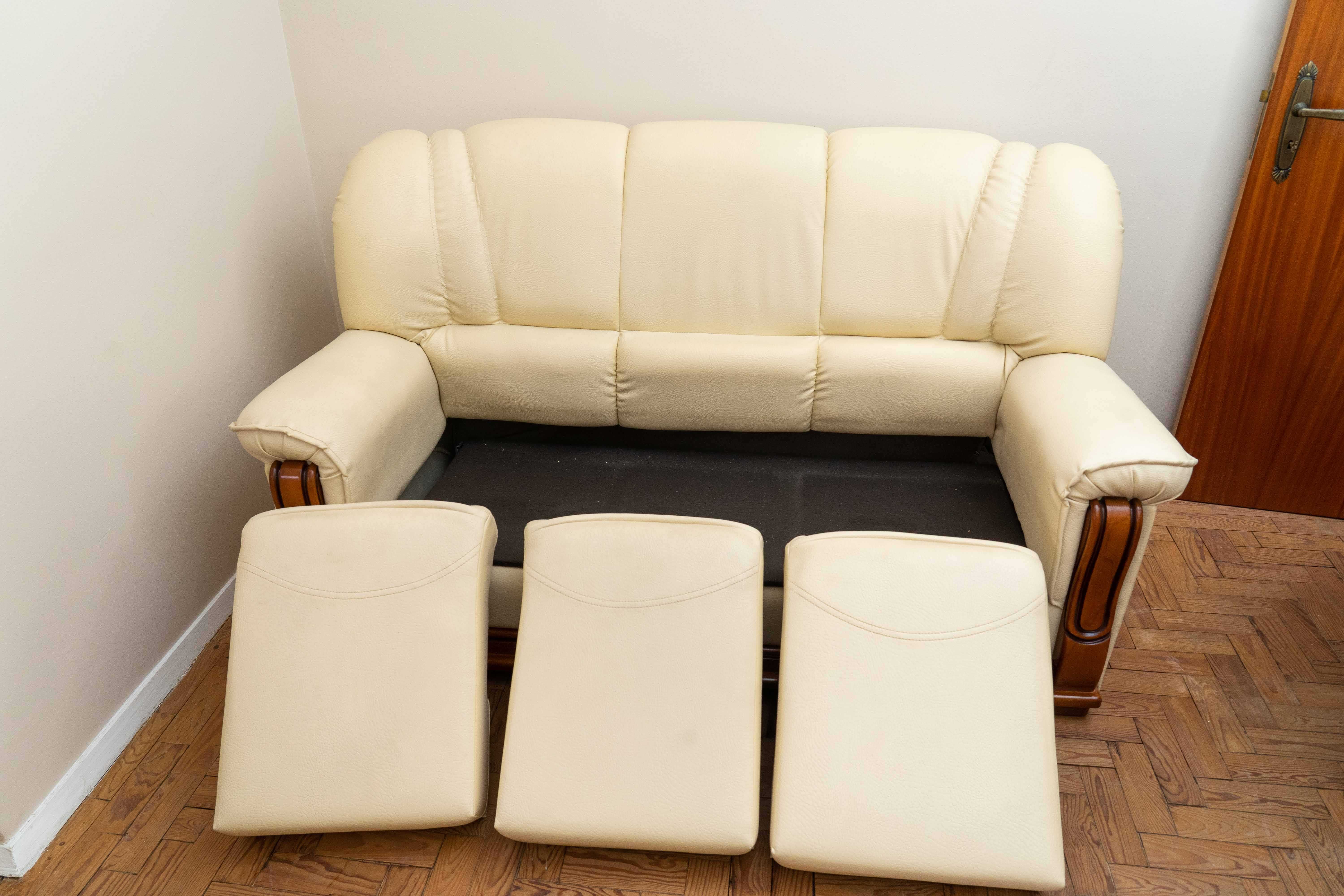 Sofá-cama de 3 lugares em pele branca e 2 poltronas