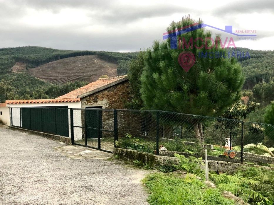Casa típica de pedra em Castanheira de Pera