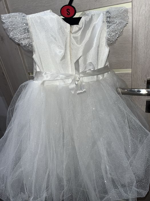 Сяюча біла сукня сніжинка