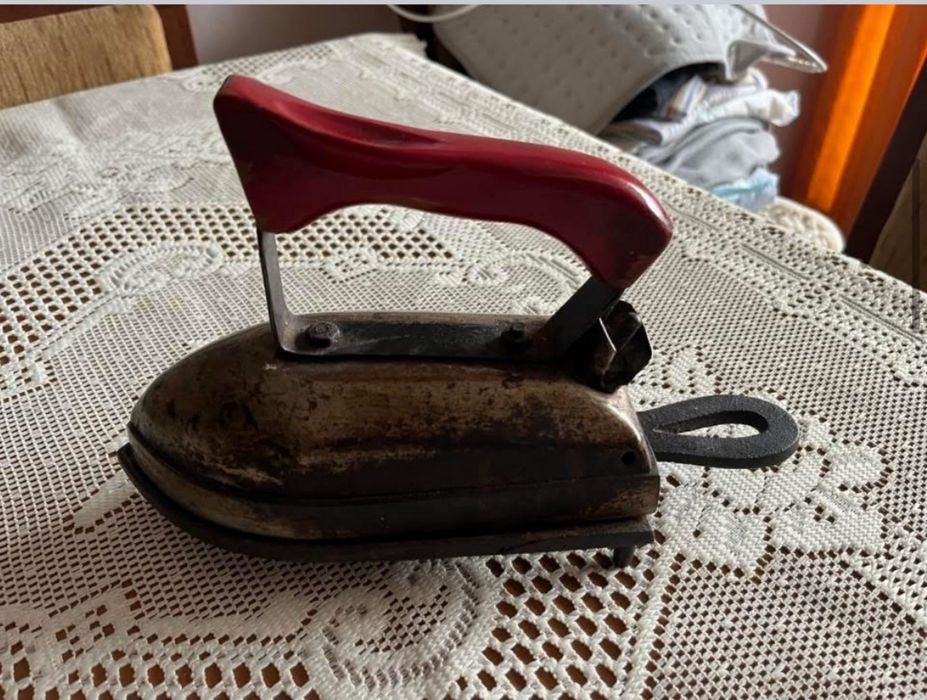 Stare żelazko z czasów PRL-u. Ciężka, metalowa podstawa