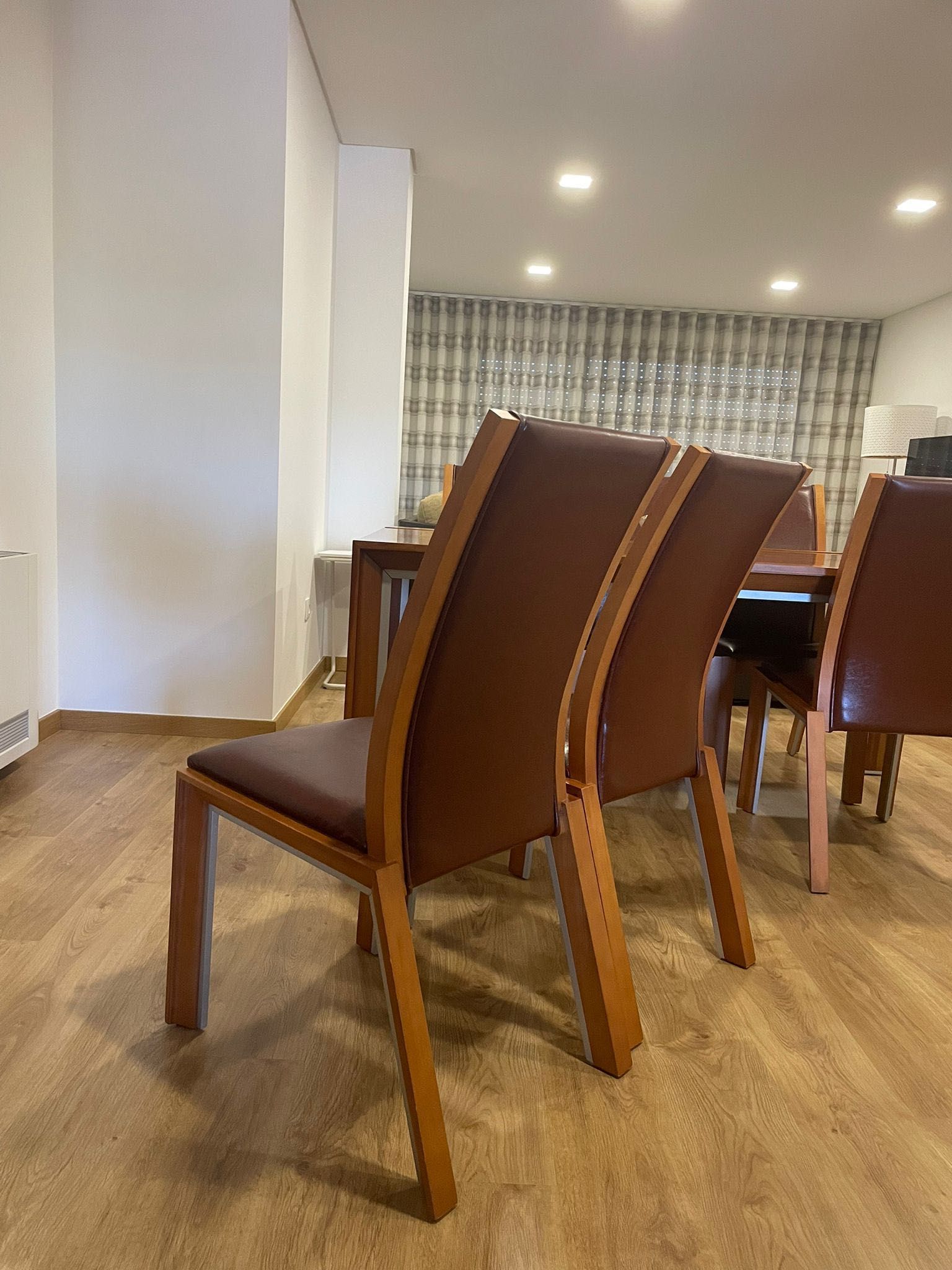 Vendo conjunto de 6 cadeiras de sala como novas