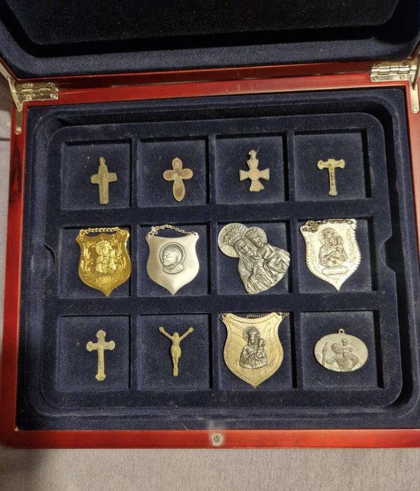 Kolekcja krzyżyków sakralnych w skrzynce imitujacej mahoń