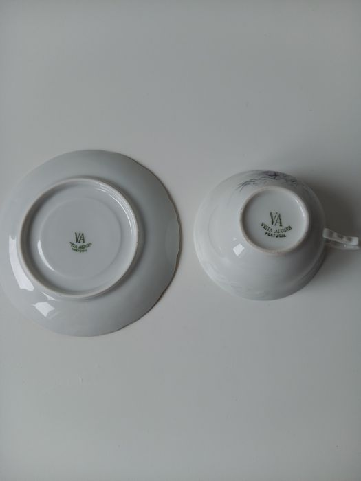 Pires e chavenas de café