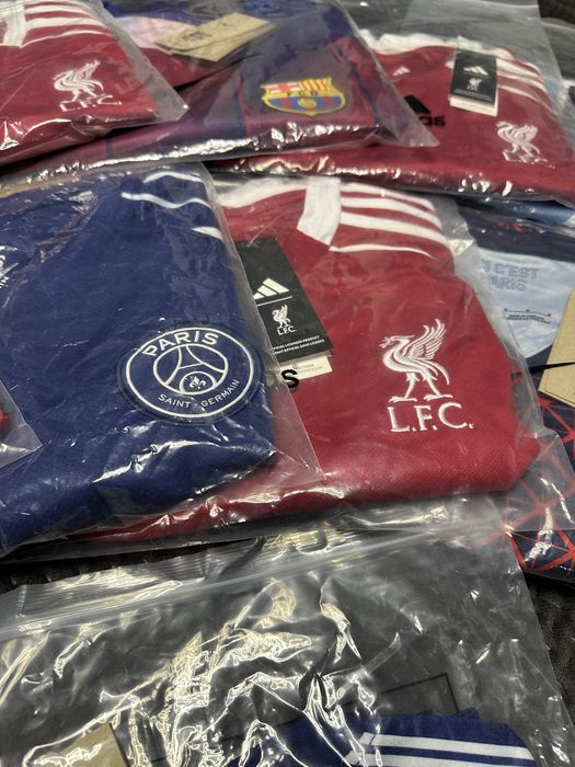 Футбольні форми Ліверпуль, ПСЖ, Барса