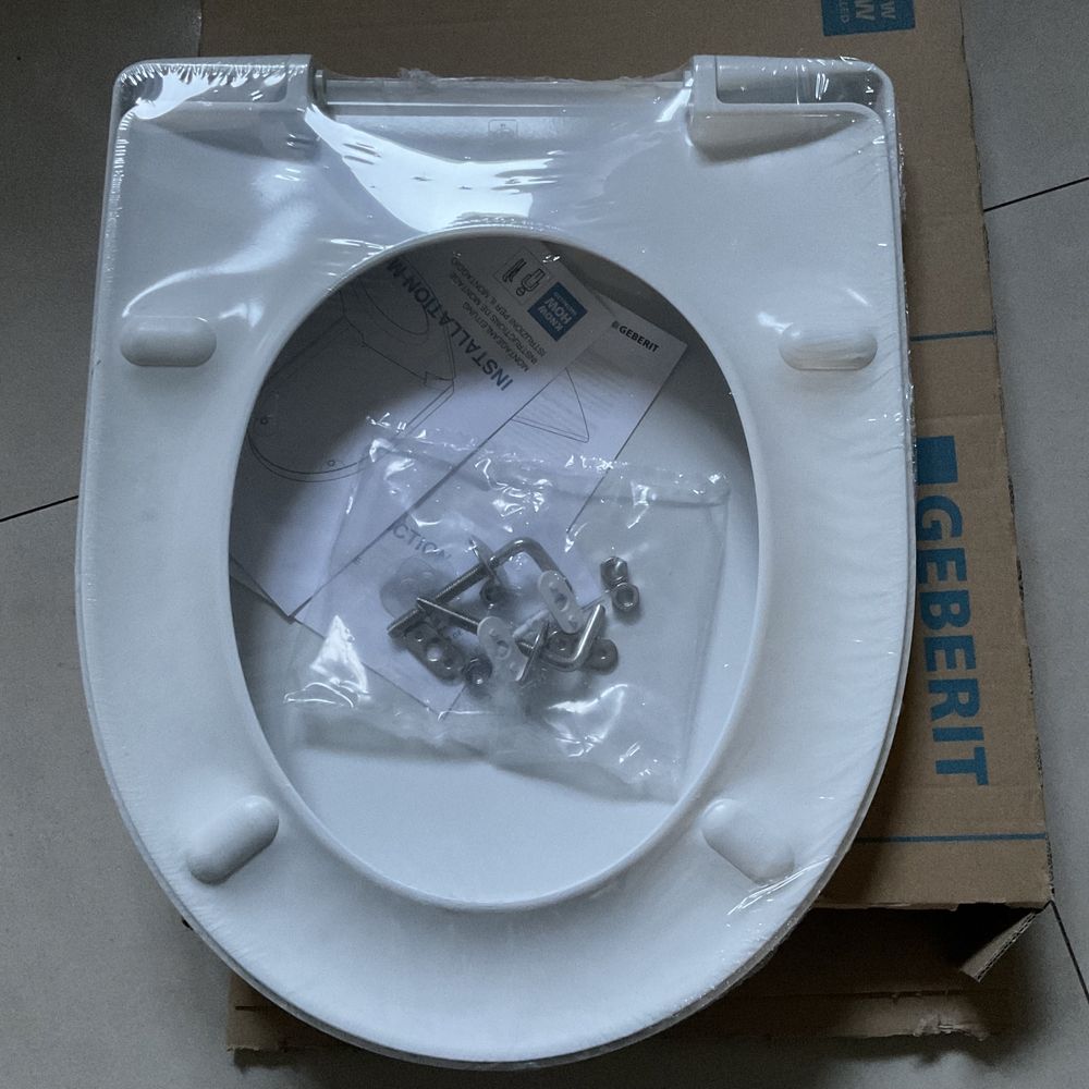Geberit Renova deska WC z pokrywą biały zawiasy stal nierdzewna.