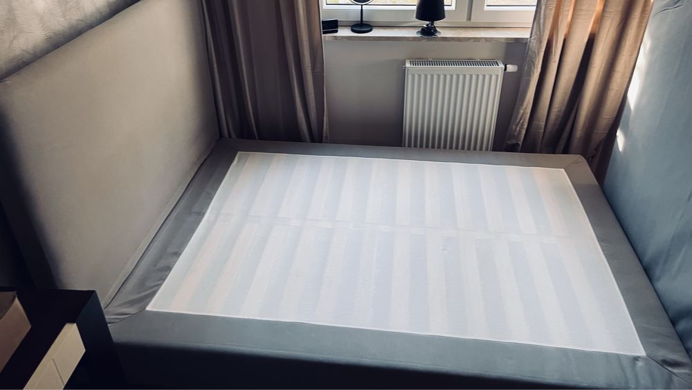 Łóżko ikea , stelarz drewniany , pokrowiec zrzucany.Wymiar 140/200