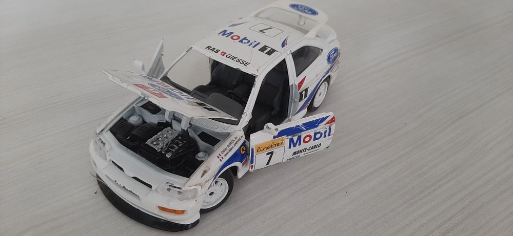 Model Ford Escort RS Cosworth 1/24 Burago