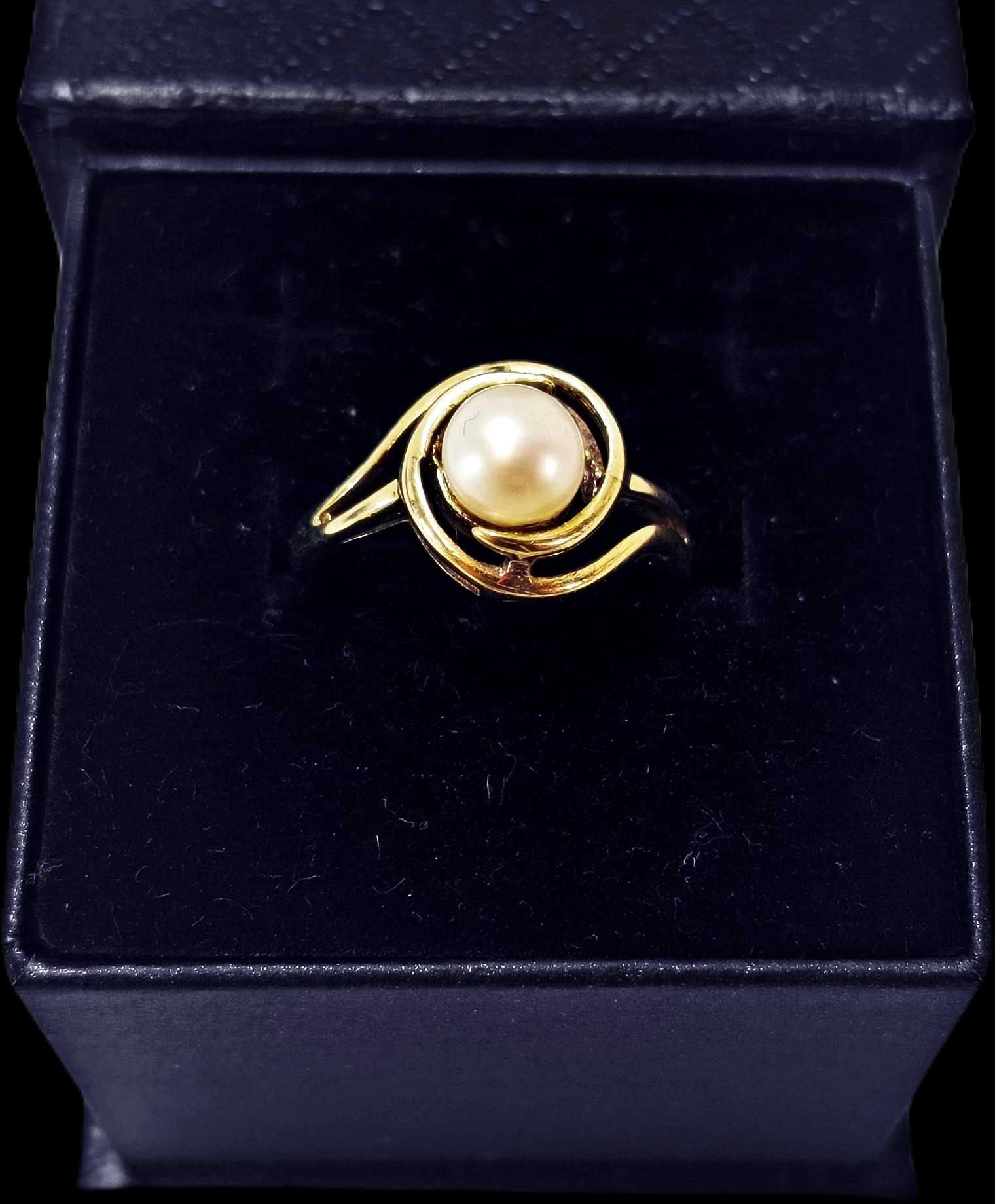 Śliczny złoty pierścionek z perełką 333 zl502