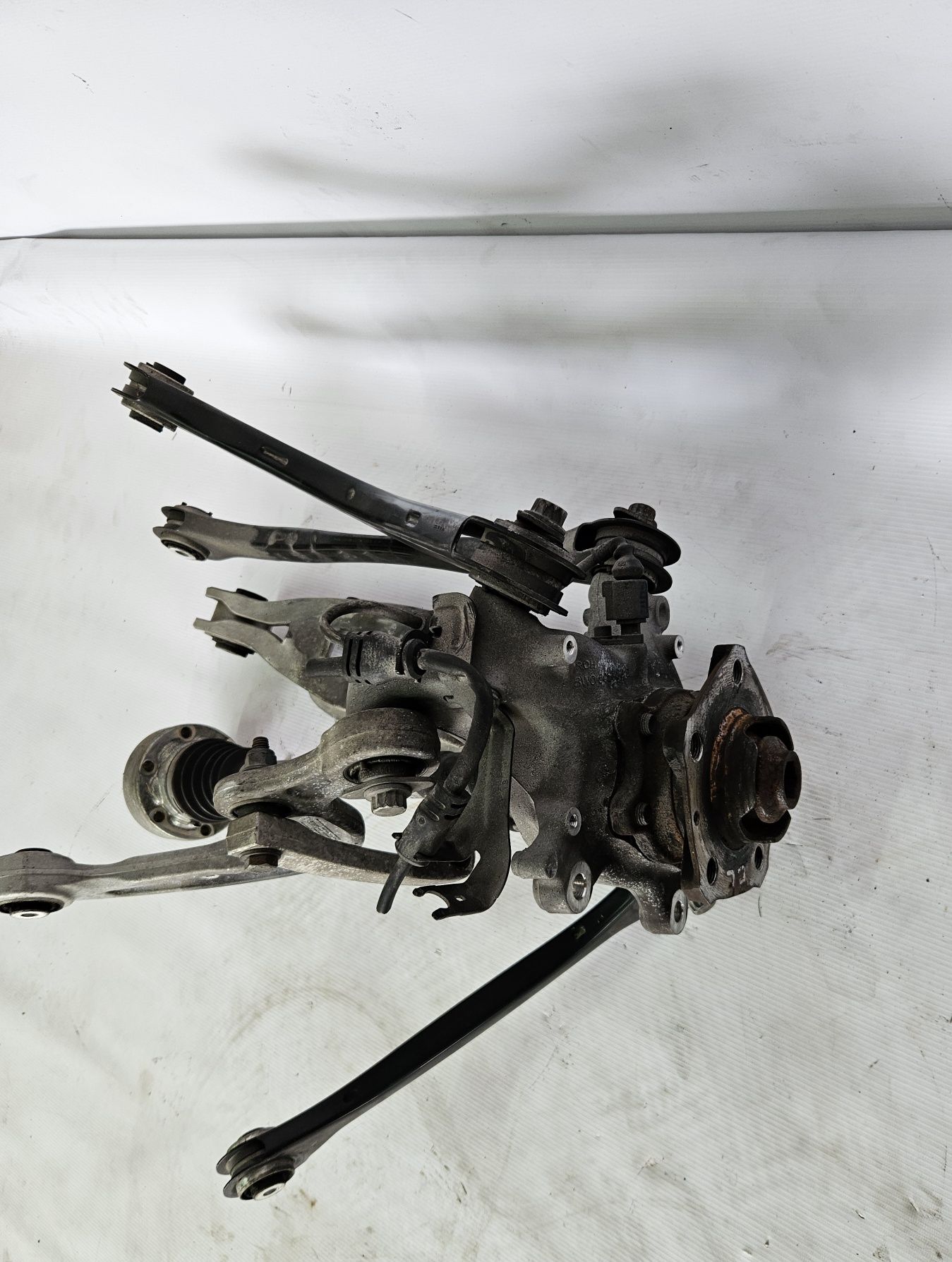 Audi a4 s4 b9 a5 s5 8w f5 zwrotnica lewa tylna tył wahacz piasta