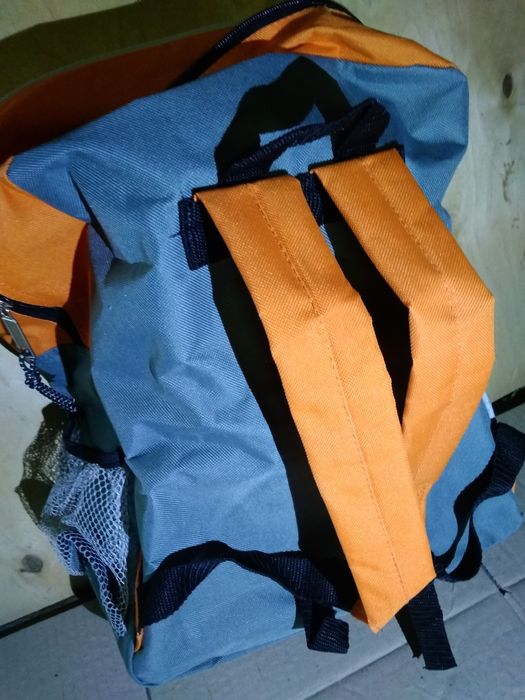 Рюкзак  серый  с  оранжевым