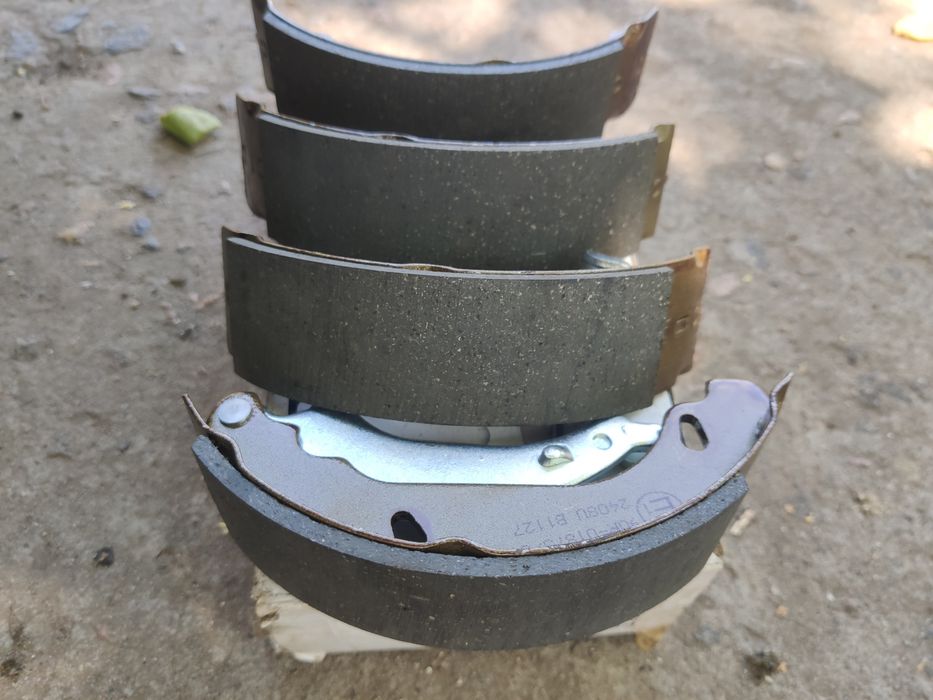 Продам гальмівні колодки Ferodo барабанні задні