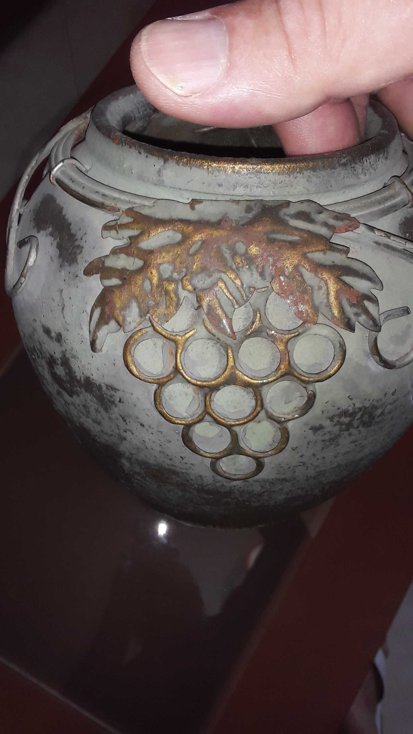 Peças de cerâmica/barro únicas, com relevo em cobre.