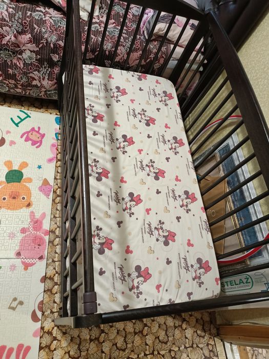 Дитяче дерев'яне ліжечко