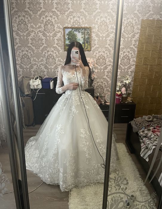 Весільна сукня з шлейфом.