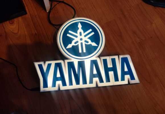Lampka Yamaha Dekoracyjny szyld Yamaha - nowoczesny element wystroju