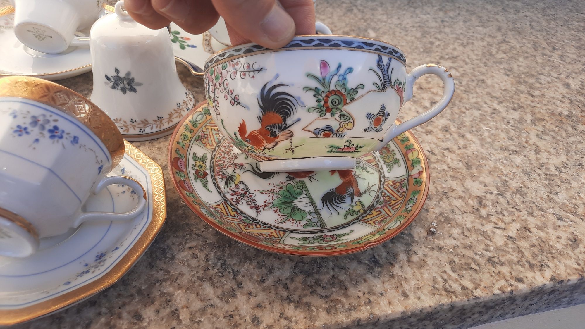 Várias chávenas de porcelana antigas. Café e chá. NOVO PREÇO
