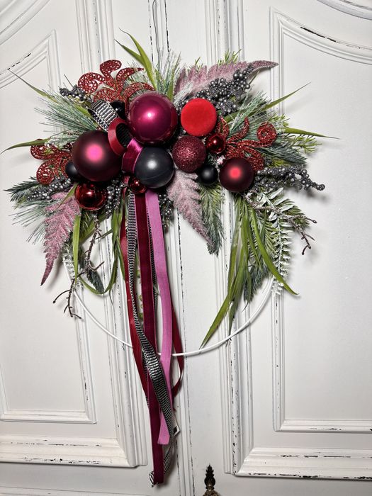 Elegancki wianek z duzymi bombkami